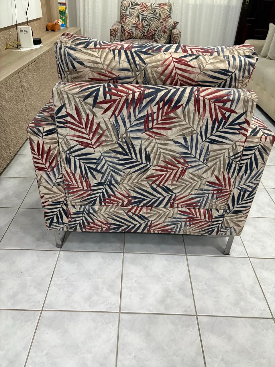 2 Poltronas Decorativas Estofadas com Almofadas | Design Moderno - Foto 4