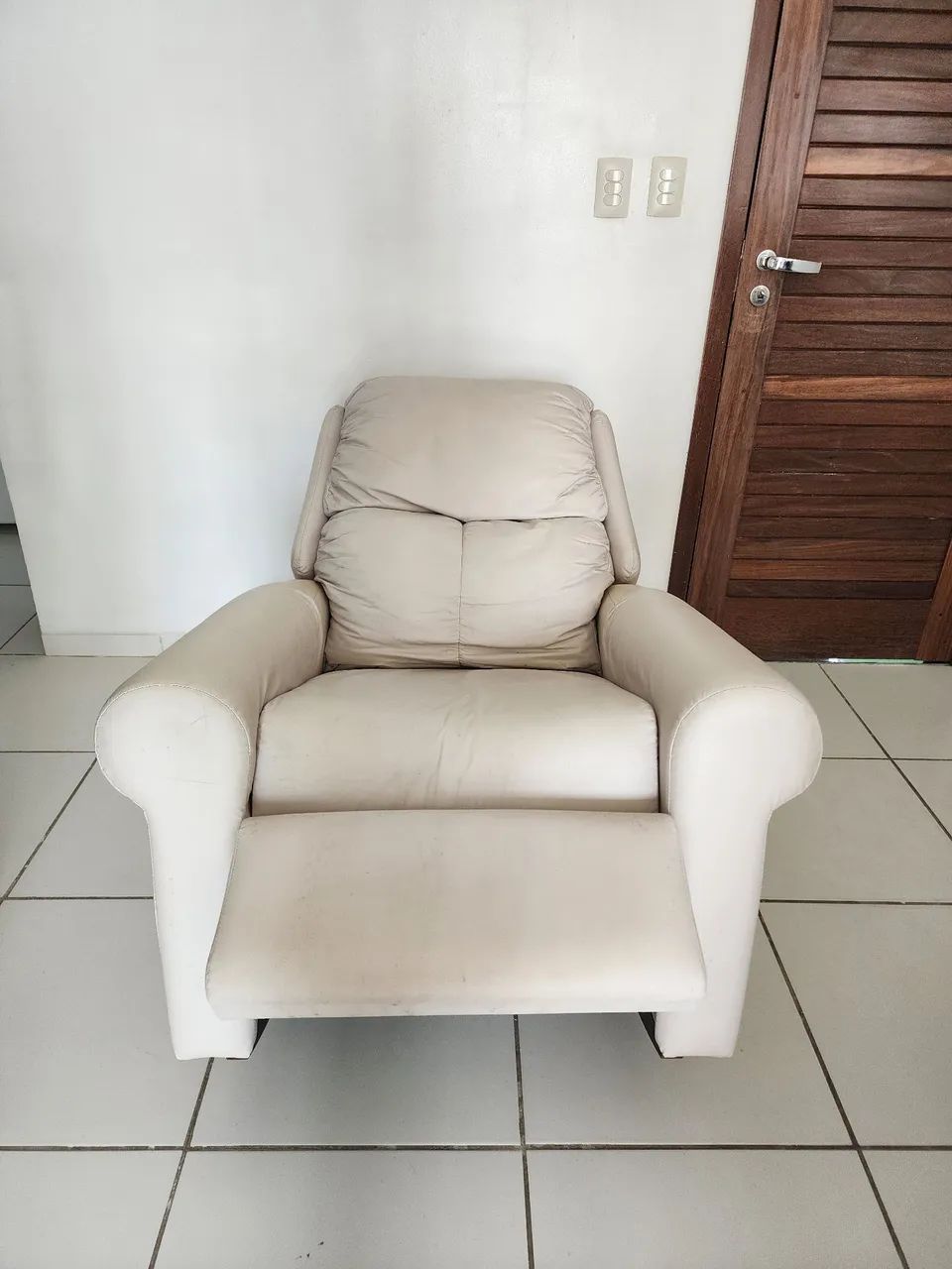 Cadeira de Amamentar em Excelente Estado de  Conservação com Balanço e elevação de  per - Foto 5