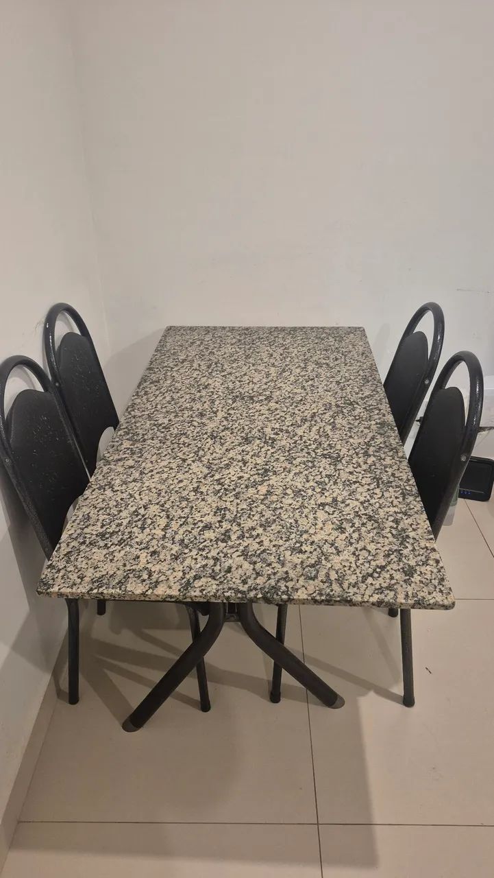 Mesa de mármore com 4 cadeiras - Foto 2