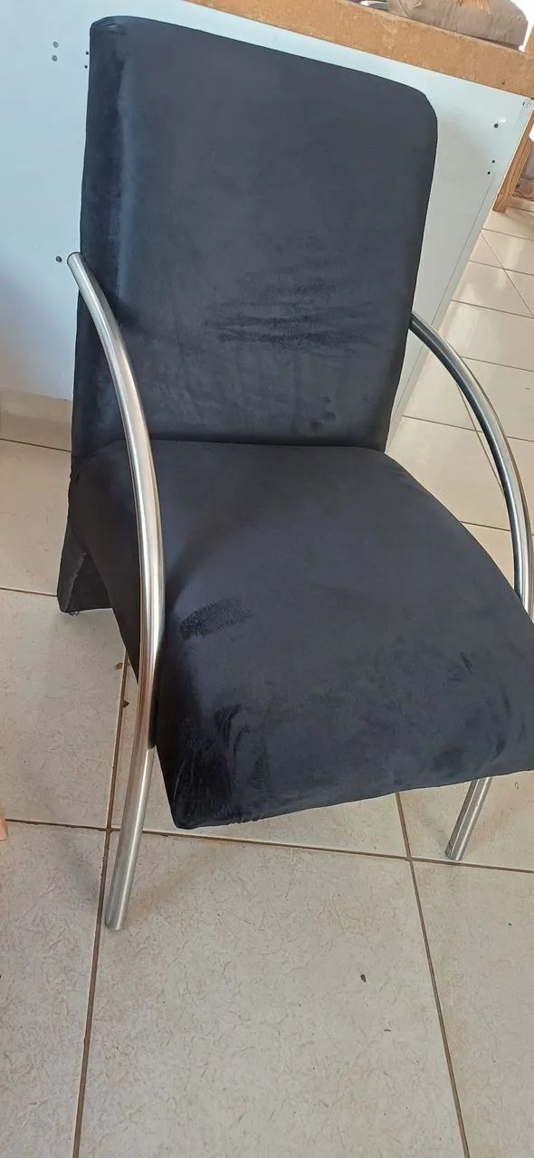 Poltrona no veludo preto 