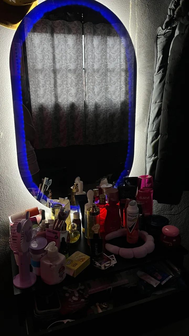 vendo, um espelho e uma penteadeira preta juntos  - Foto 5