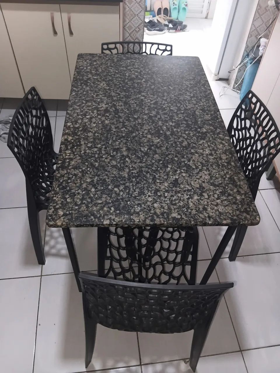 Uma linda mesa de marmore com 4 cadeiras 
