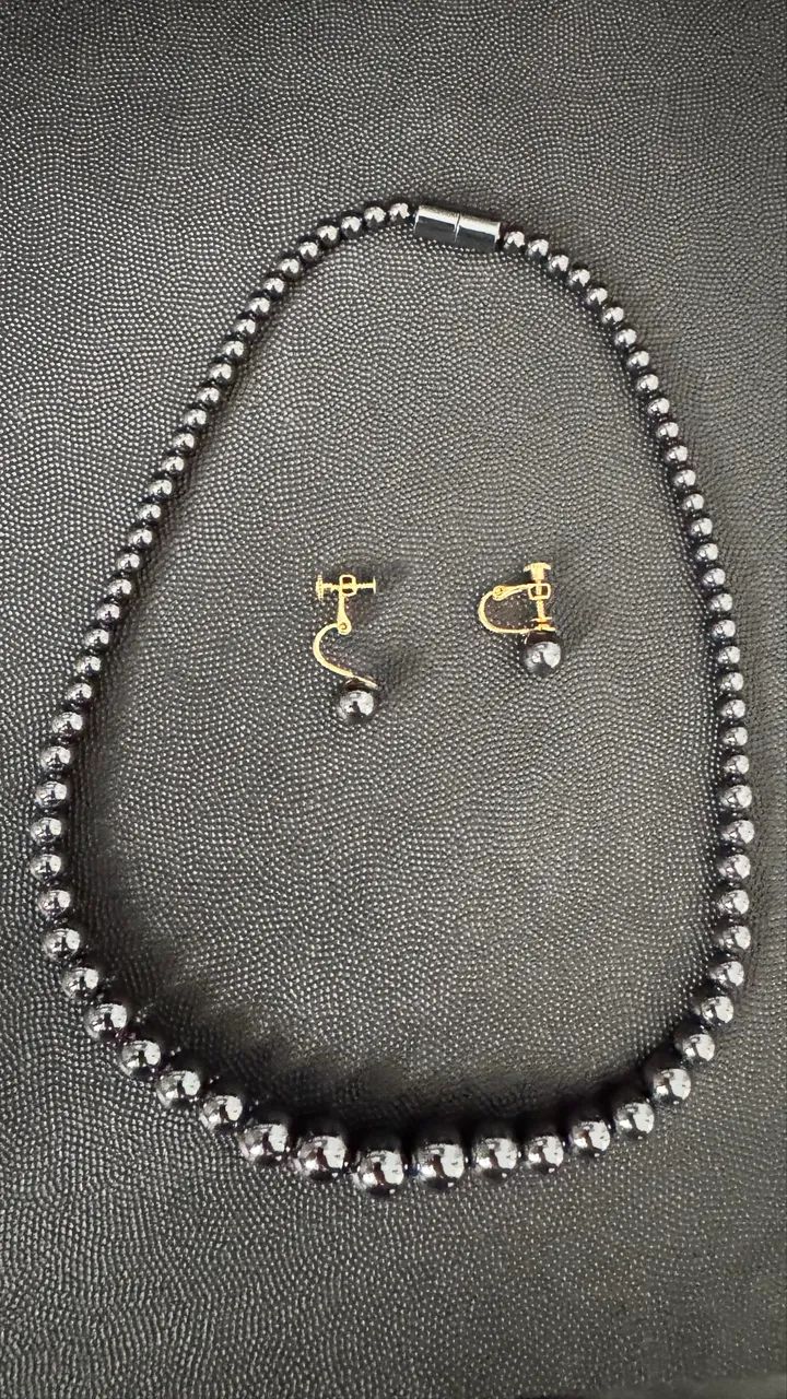 Conjunto de brincos e colar em hematita.  Brincos de pressão. 