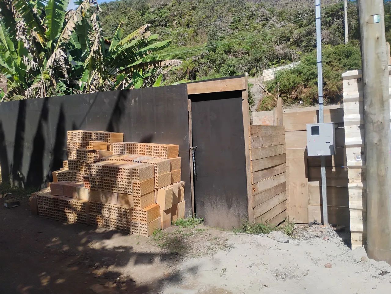 Vendo terreno com imóvel de madeira. - Foto 4