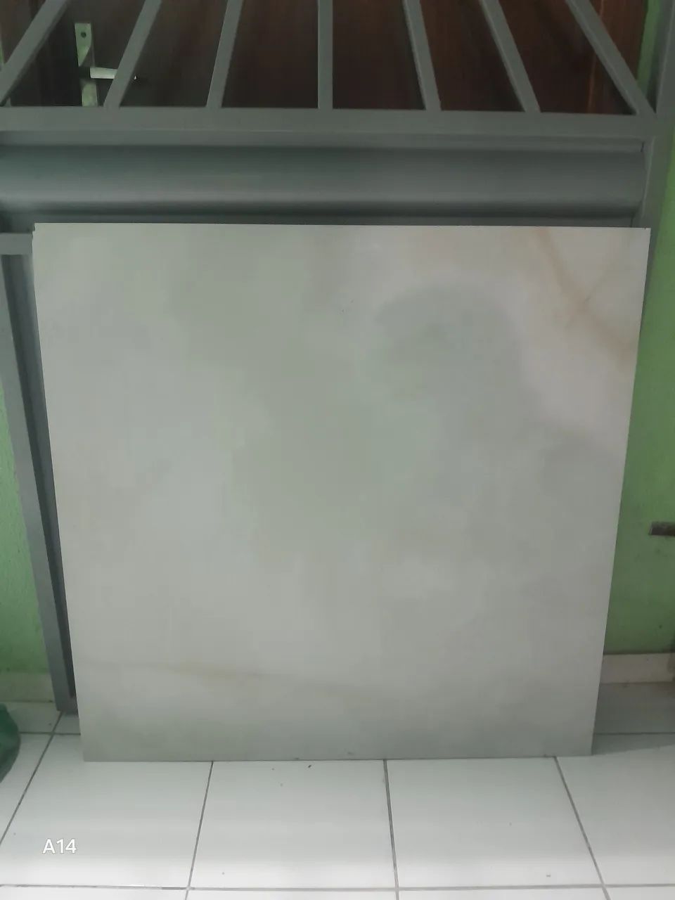 Porcelanatos a venda com pequenas avarias com pequenas avarias.