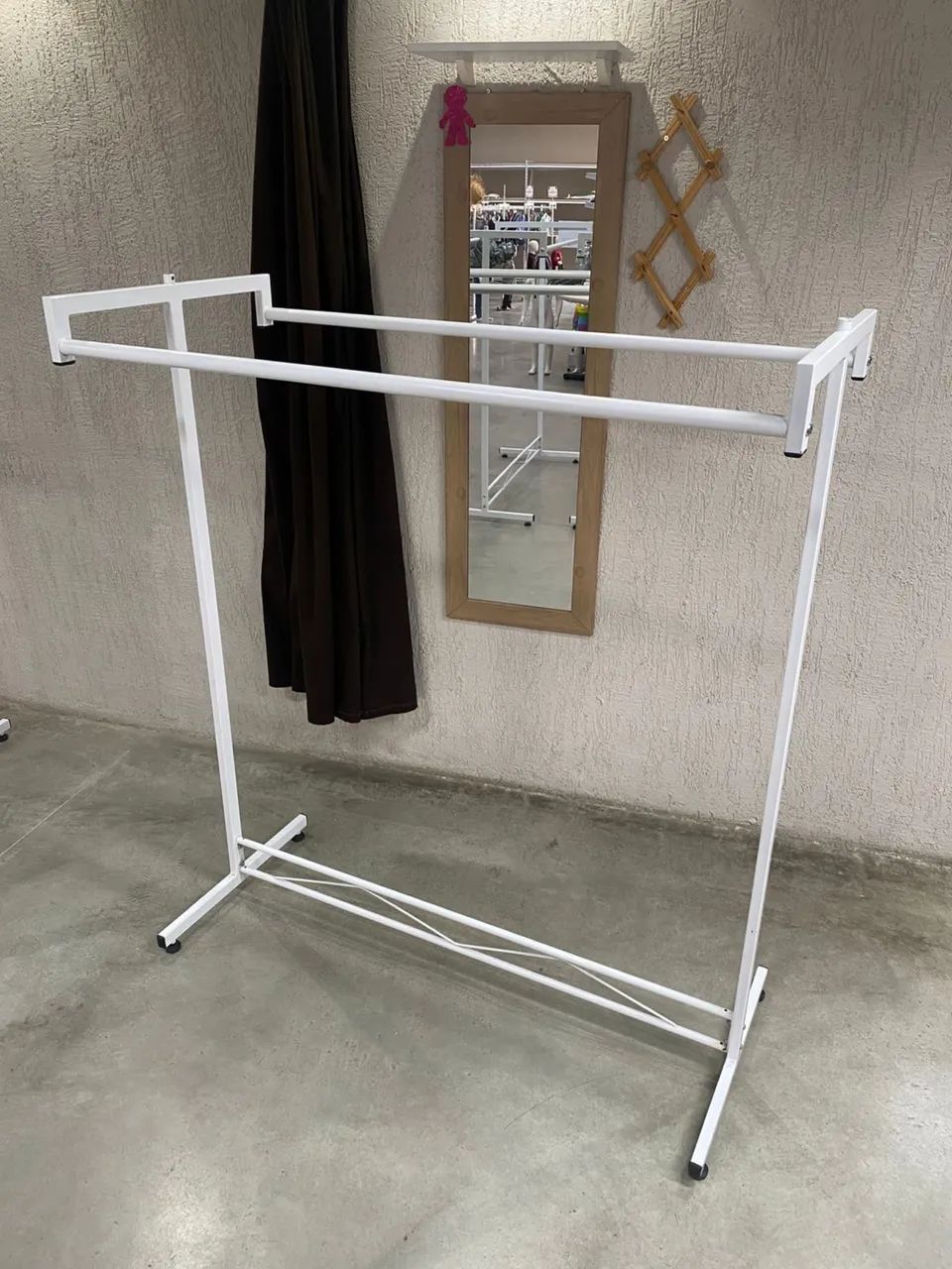 BAIXOU!!! VENDO ARARA DUPLA PARA ROUPAS SUPER RESISTENTE  EM EXCELENTE ESTADO - Foto 4