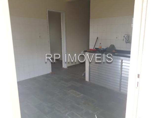 Aluga-se casa de 3 quartos com amplo quintal no bairro Santos Dumont - Foto 2