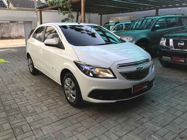Onix 1.4 LT, Mylink, completo, pneus novos, revisões na autorizada - 2015