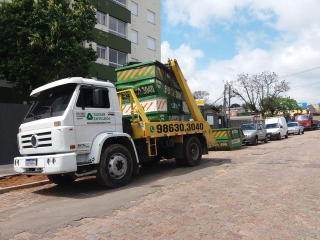 UM POLI GUINDASTE VW 44 CAÇAMBAS