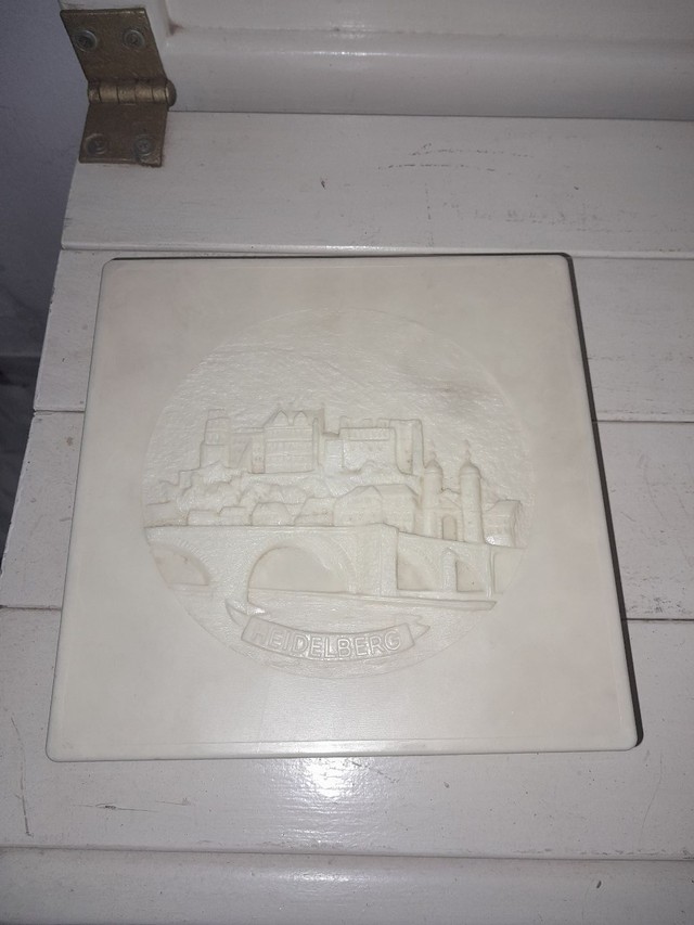 Caixa alto relevo com cidade alemã 