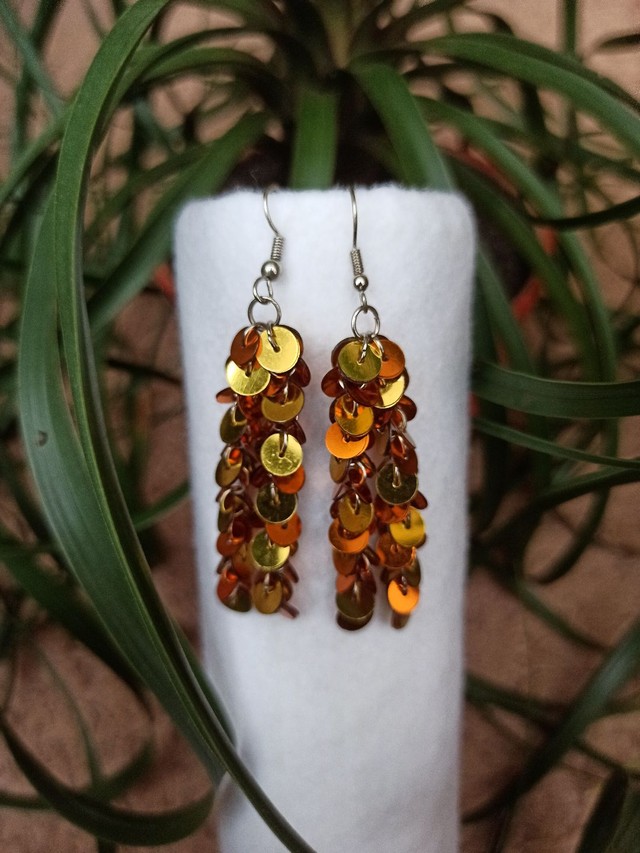 Brinco de lantejoulas amarelo e laranja