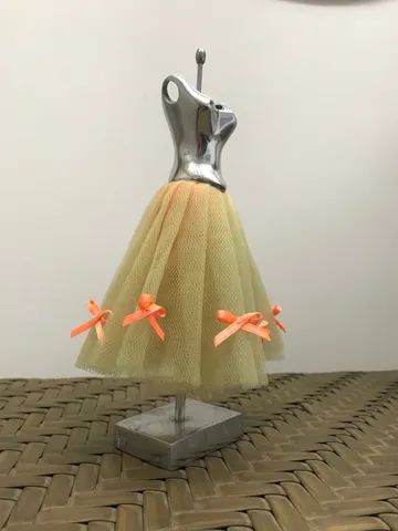 Estatueta bailarina em metal/ decoração 