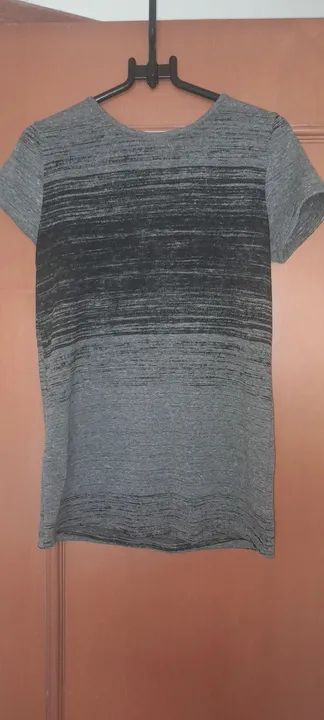 Camiseta  cinza e preta