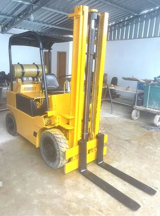 Empilhadeira Yale 2,5 toneladas torre 4,0m elevação / a gás 