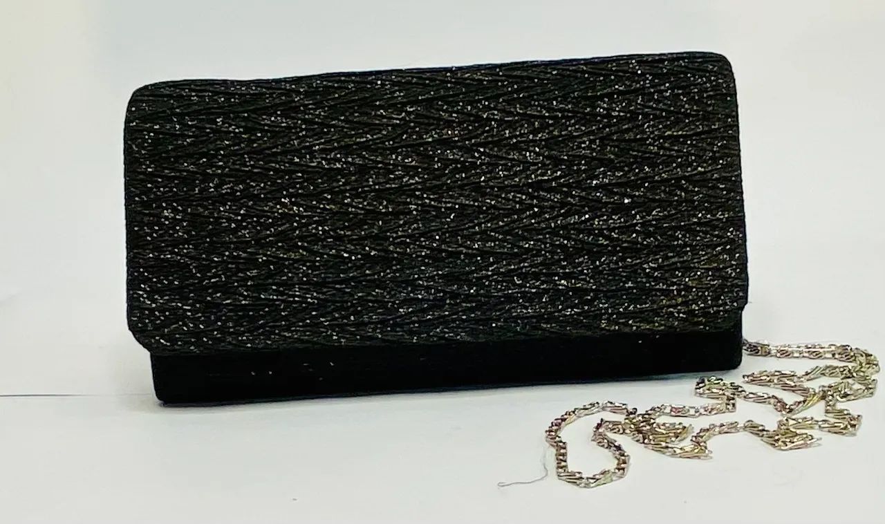 Bolsa de mão preta brilhante com alça removível