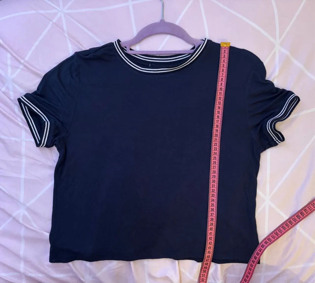 Camiseta básica azul marinho com detalhes - Foto 3