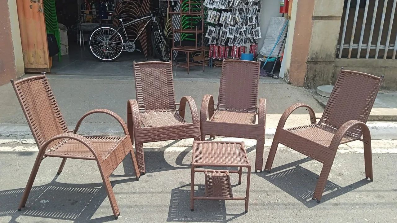 Conjunto de Mesa e Cadeiras de fibra sintética para área externa