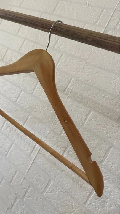 Cabide de madeira para roupa