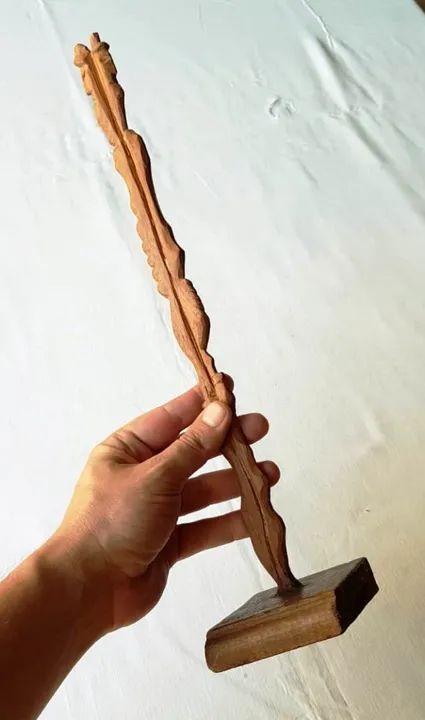 Peça Decorativa em Madeira Entalhada - Altura 39 cm - Usado - Foto 2