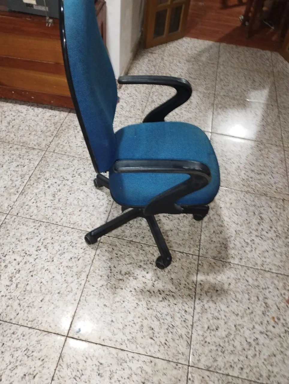 Cadeira de escritório azul com rodinhas