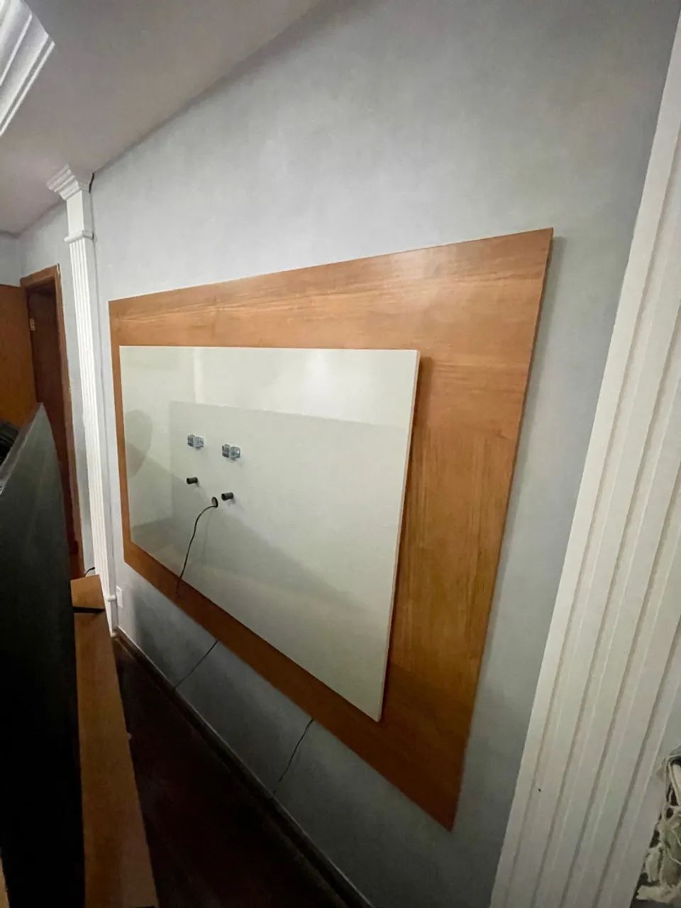 Painel de TV em Madeira e Branco