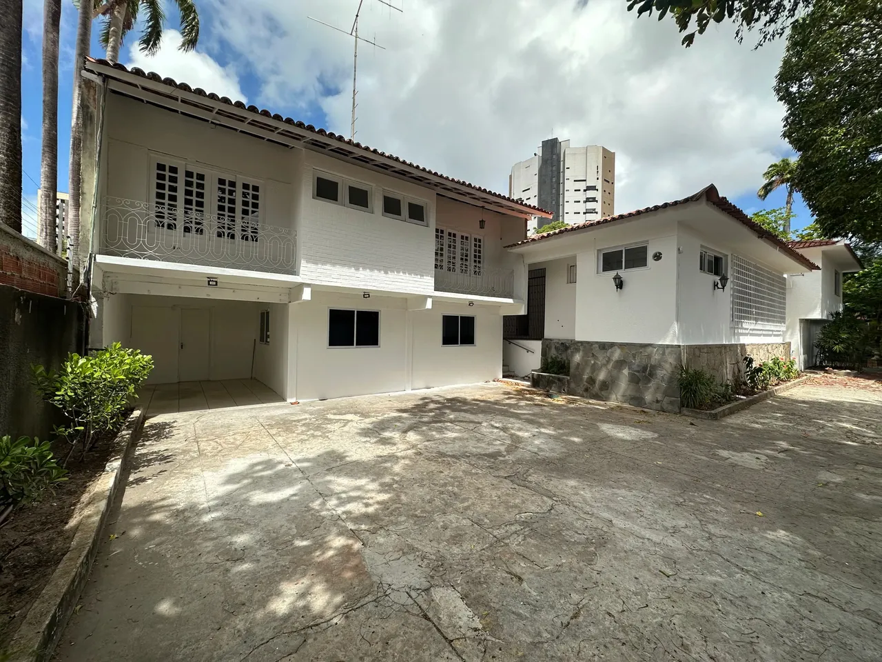 Ampla Casa Duplex 8 Quartos, Sala e Auditório Ideal para Empresas ou Moradia, no Dionísio