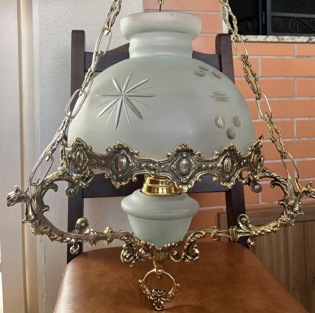 Lustre antigo em bronze maciço para uma lâmpada com cúpula fosca lapidada - Foto 2