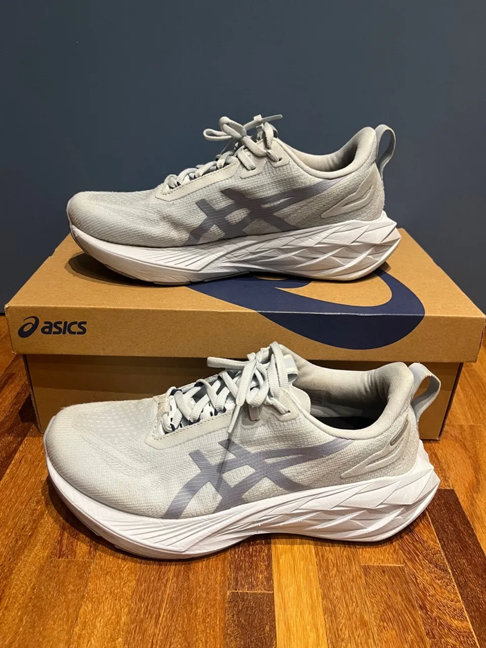 Tênis Asics Novablast 4 Le Azul