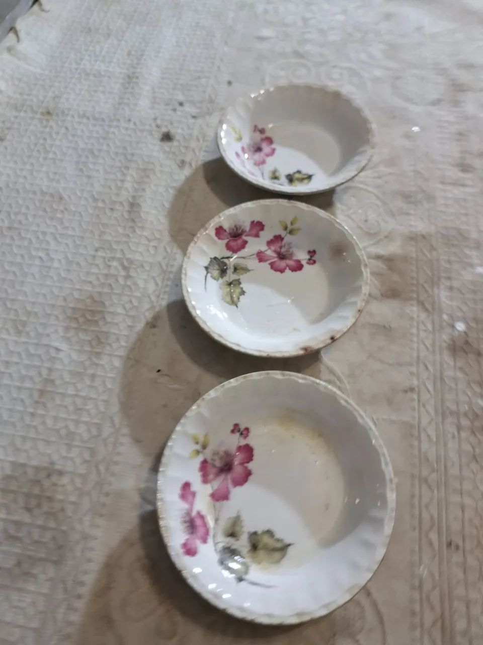 Conjunto de 3 Bowls Antigos com Detalhes 3 unidades Florais