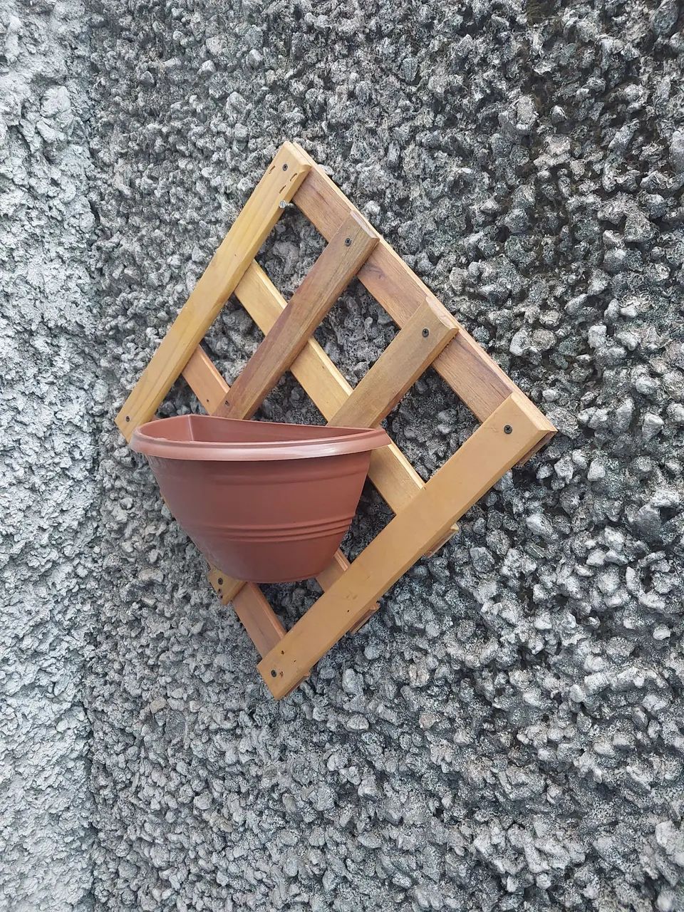 2 unidades de Floreiras losango em madeira maciça envernizadas com vasos novos - Foto 4