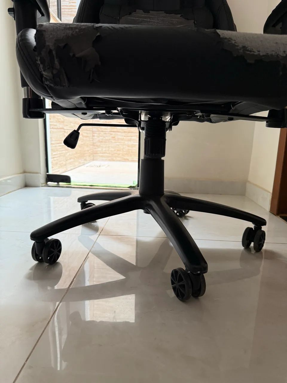 Cadeira Gamer Alpha Gamer Vega, Preto, Reclinável, com Almofadas, Cilindro de Gás Classe 4 - Foto 5