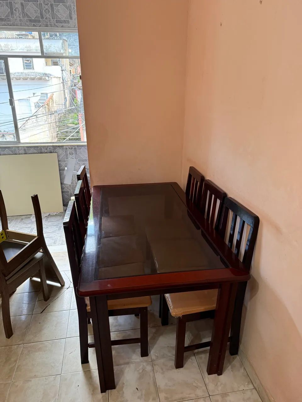 Mesa de jantar com 6 cadeiras de madeira