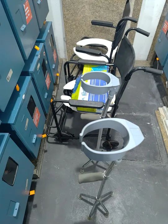Vendo duas cadeiras higiênica e um par de muletas 