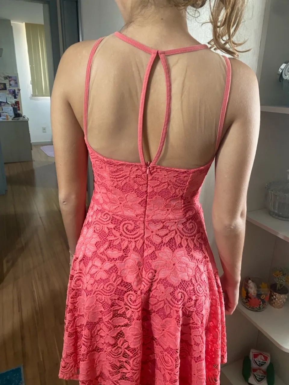 Vestido de renda rosa com detalhe floral - Foto 4