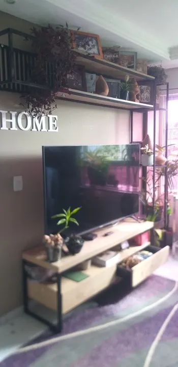 Rack de TV com prateleiras e nichos
