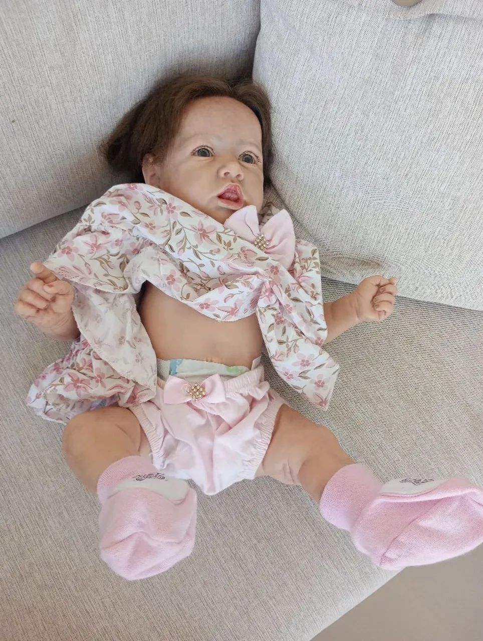 Linda Boneca Reborn com Roupinha Floral - Foto 3