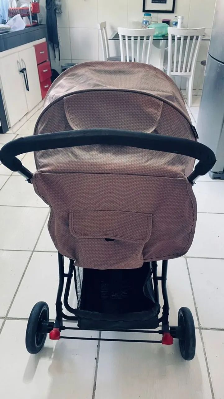 Vendo carrinho de bebê com bebê conforto  - Foto 4