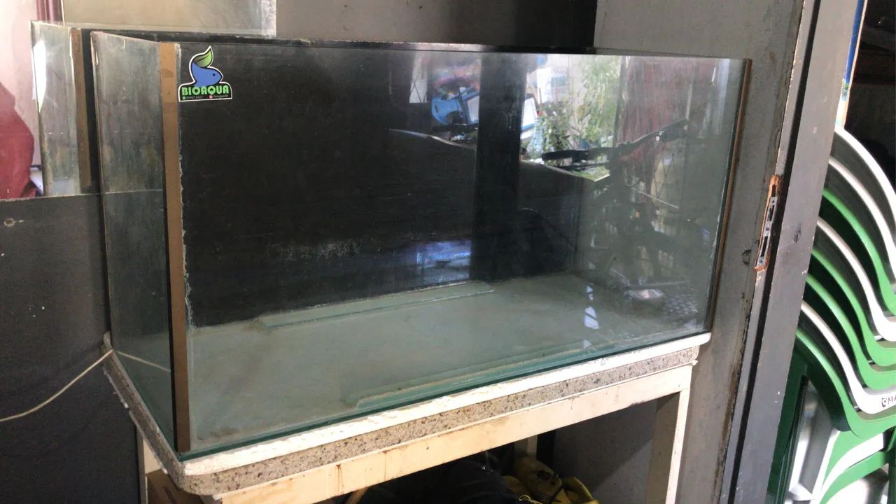 Vendo aquário de 200 litros, com base de ferro e luminária de led.