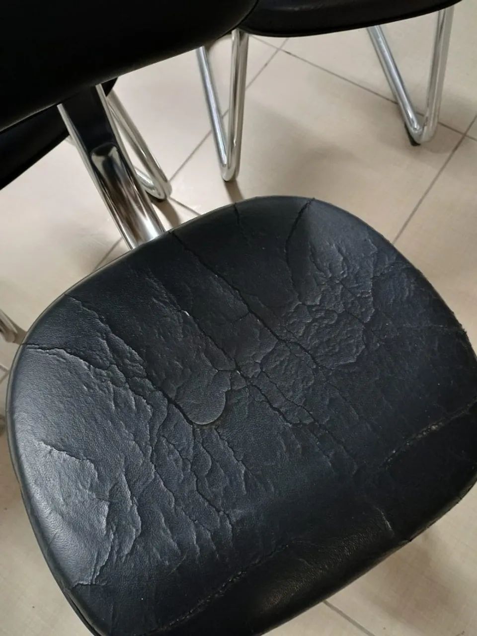 Lote com 4 cadeiras p/ escritório fixa com pés de inox usada - Foto 2