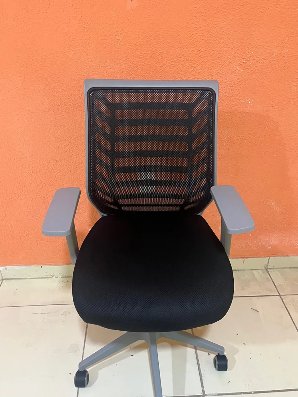 Cadeira de Escritório Ergonômica com Rodas