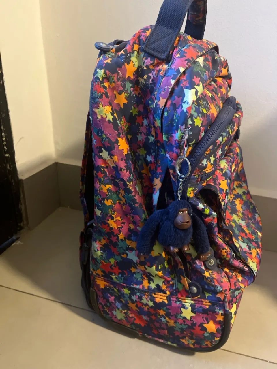 Mochila Kipling estampada com rodinhas - Foto 2