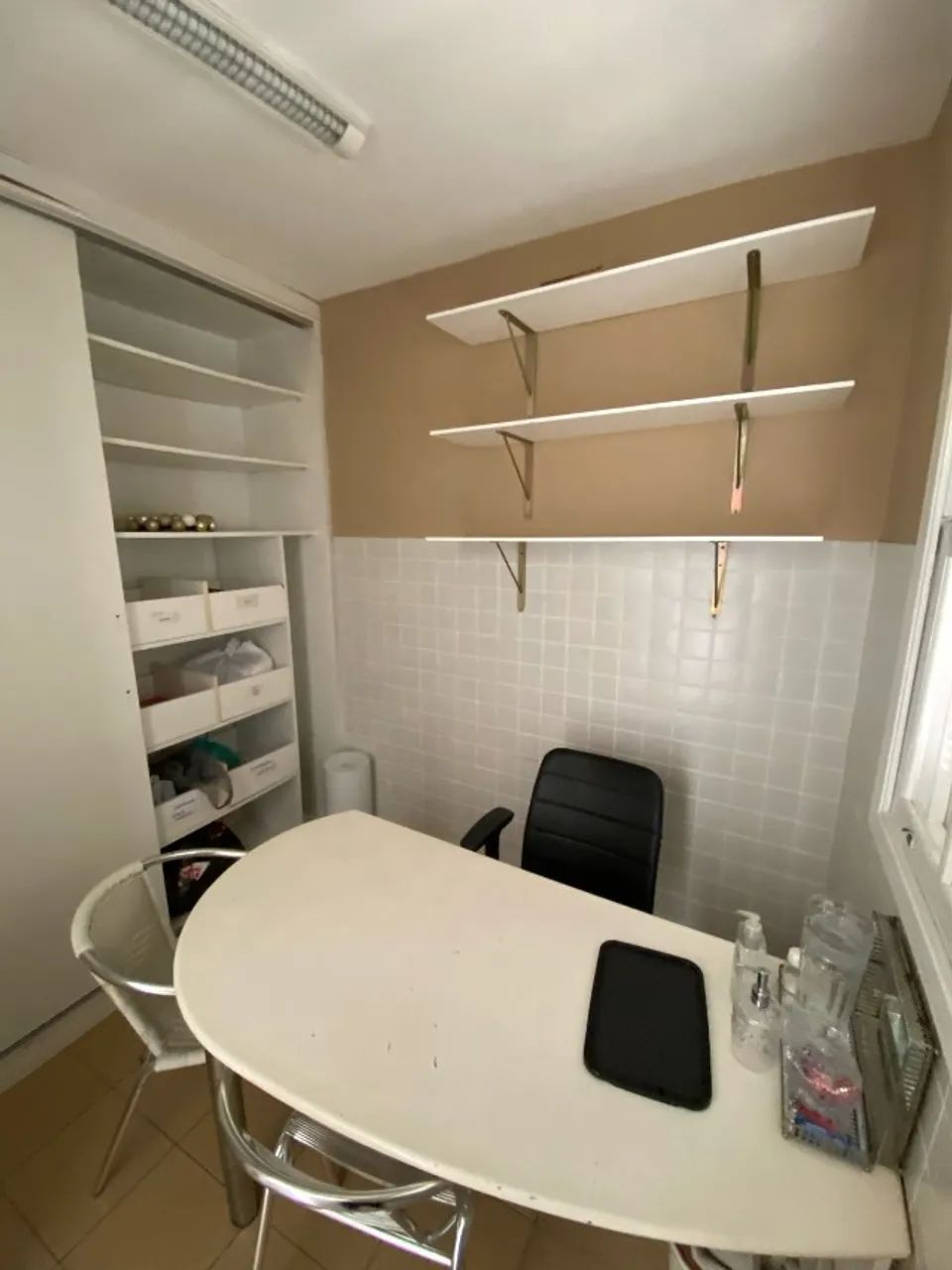 Mesa de Canto, semi oval com duas cadeiras