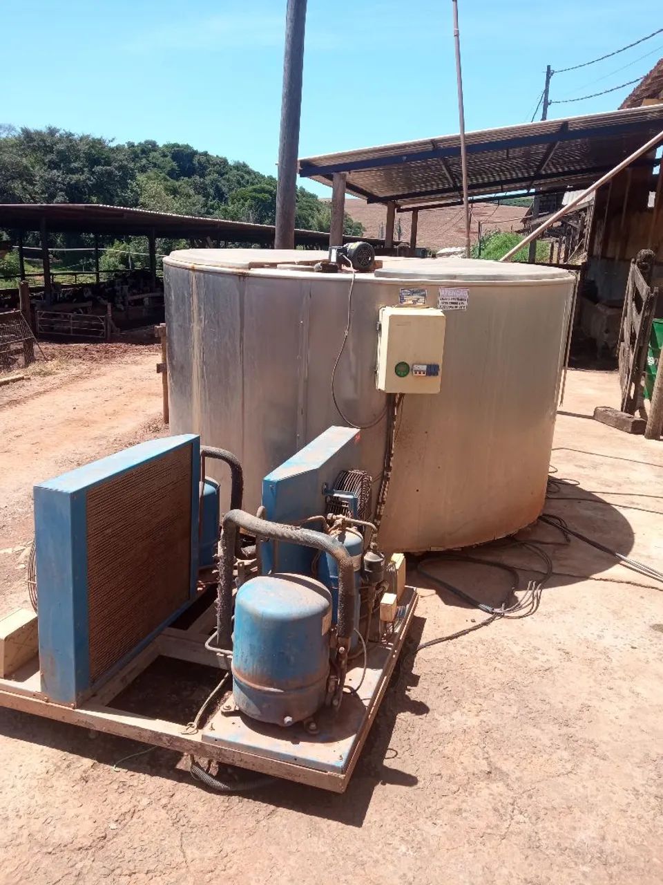 Serviço em manutenção em refrigeração de leite.