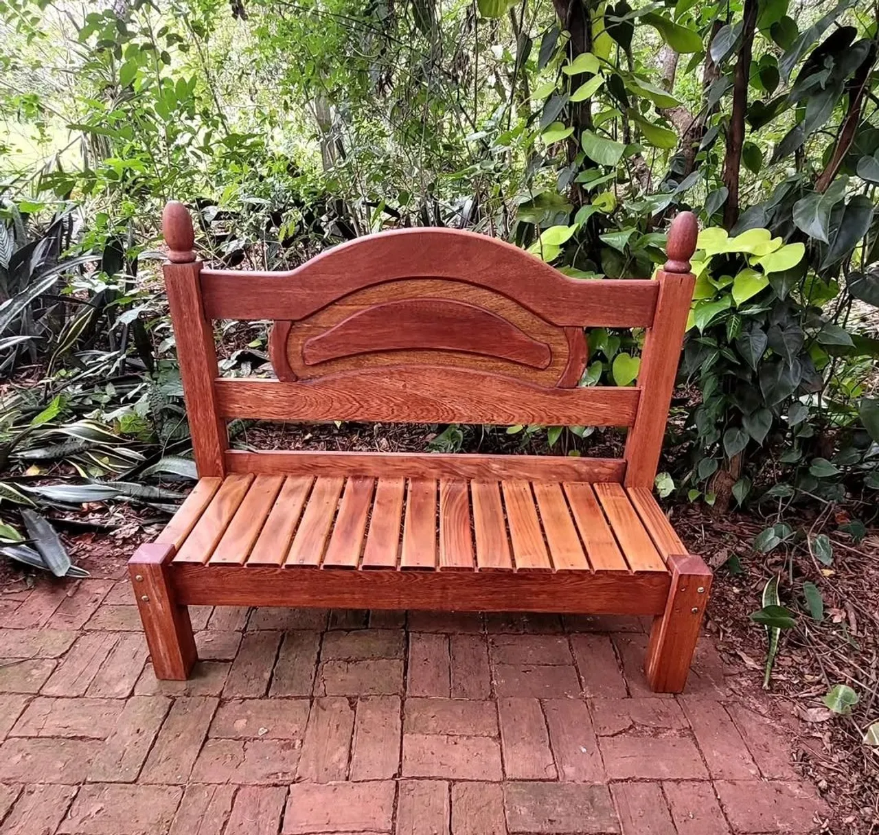 Banco de madeira maciça para jardim