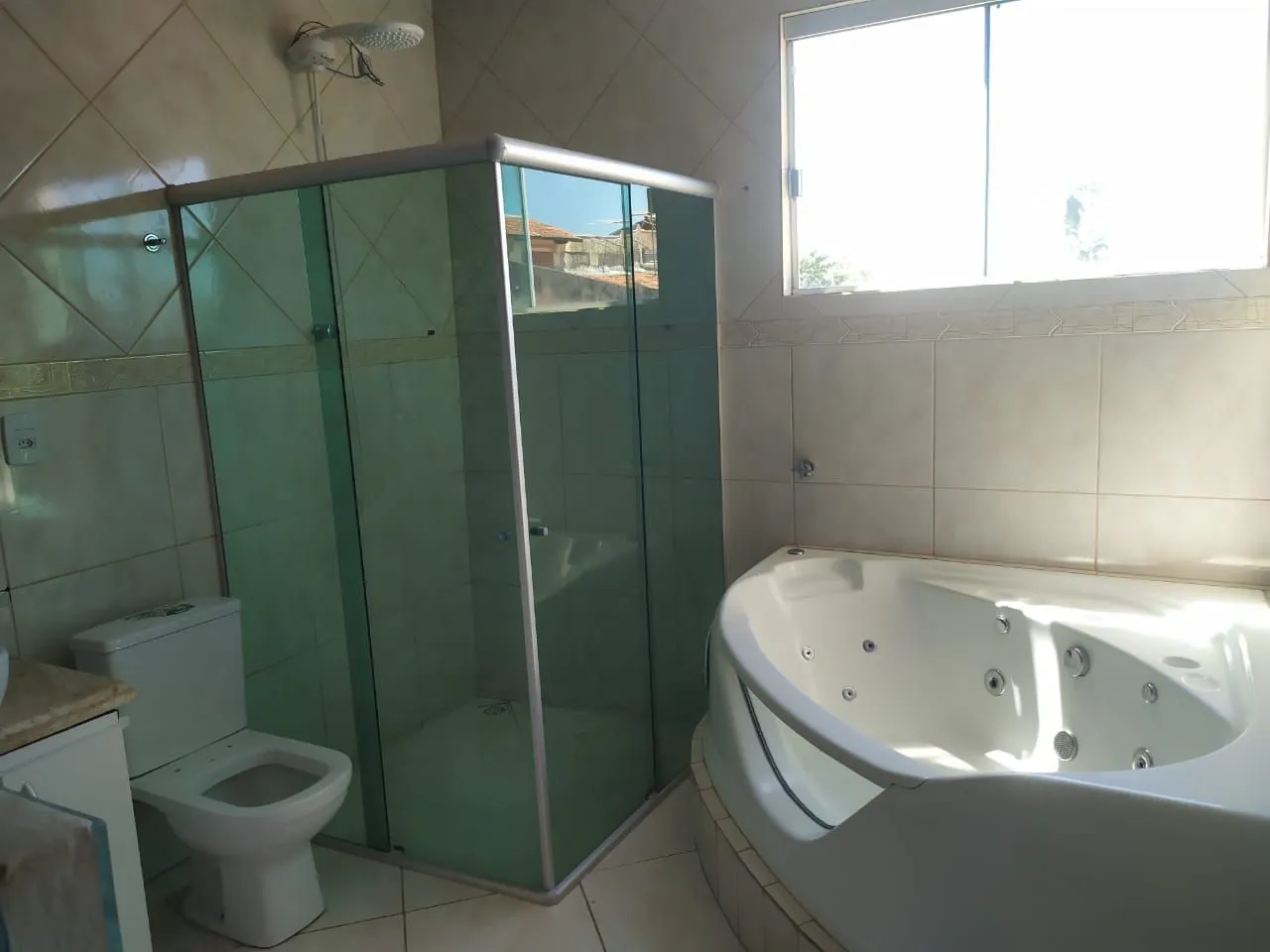Aluga-se apartamento no Jd. Planalto. É sobre loja e fica a 100 metros do Carrefour T-9