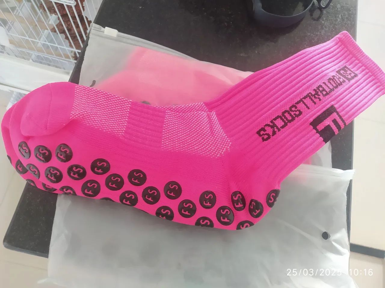 Meia antiderrapante rosa, cano alto - Foto 3