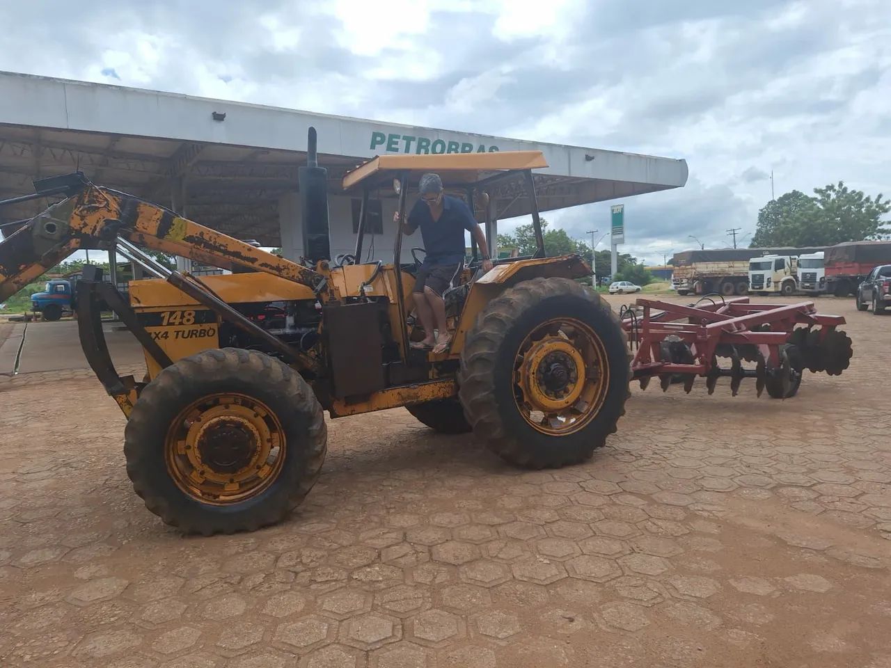 Valmet 148 com grade e lâmina 