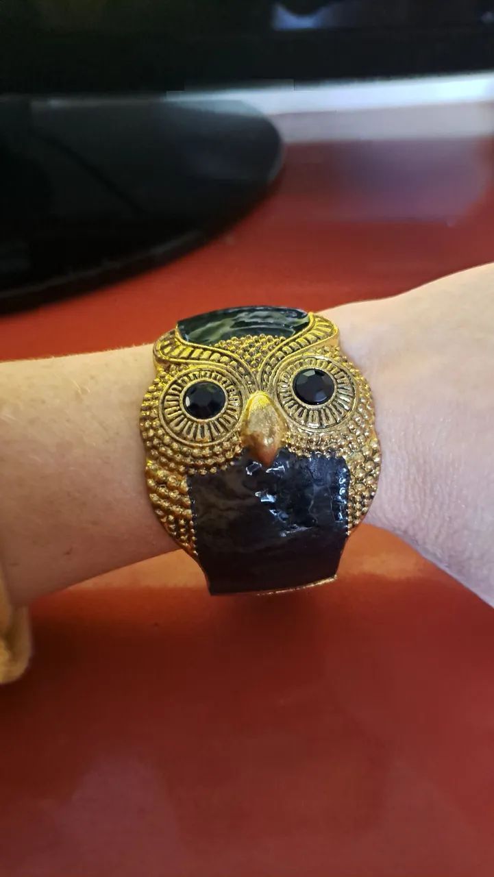 Pulseira de Coruja Dourado com Detalhes em Preto - Foto 4