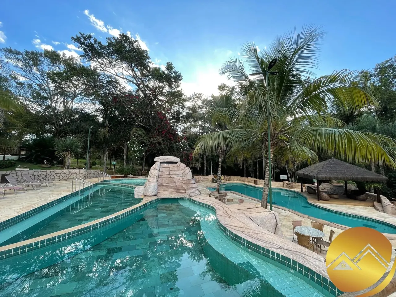 Lindo Flat mobiliado a venda em Caldas Novas, com piscinas termais, rodeado de muita natur