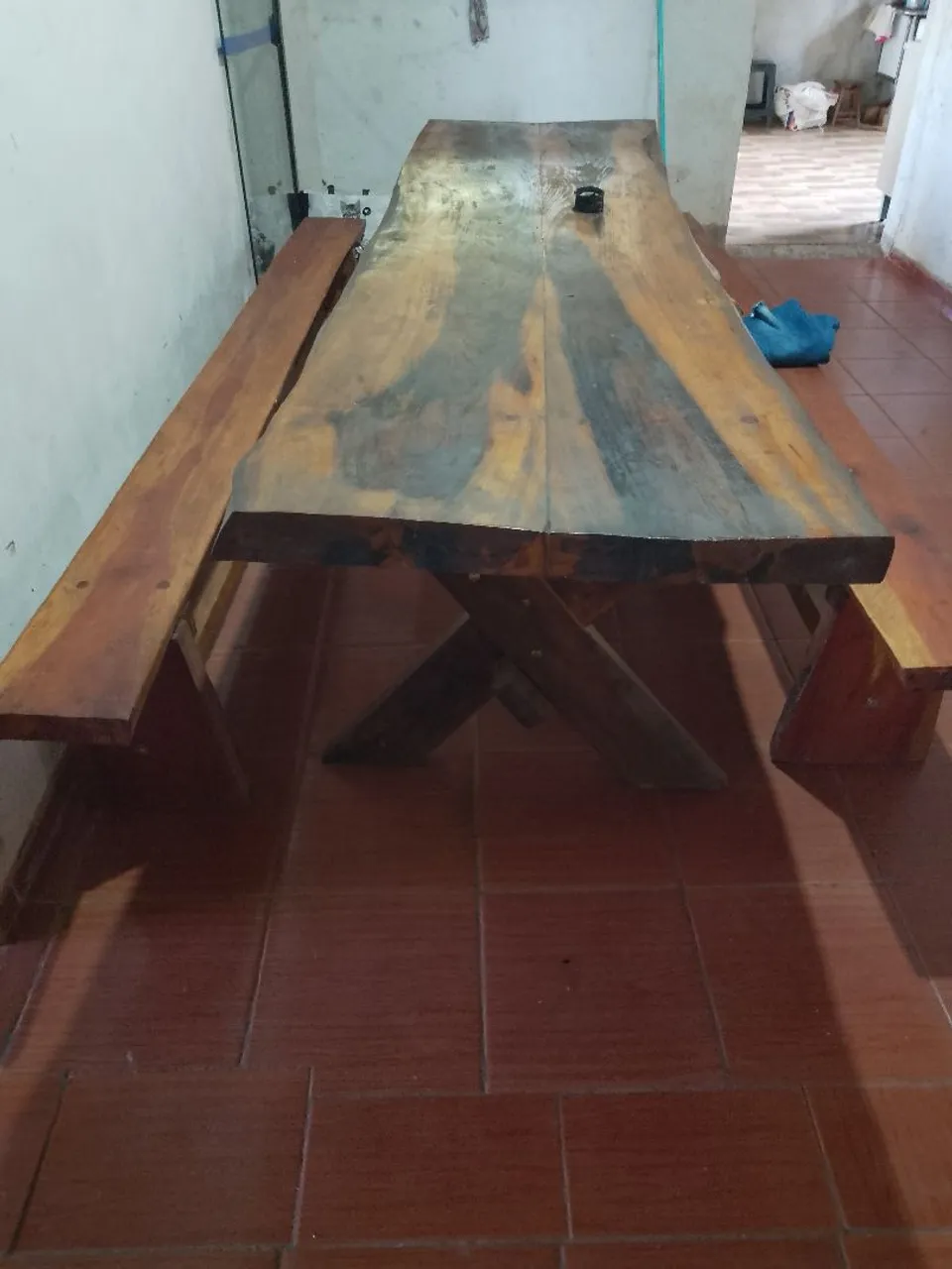 Mesa de jantar rústica de madeira maciça com bancos